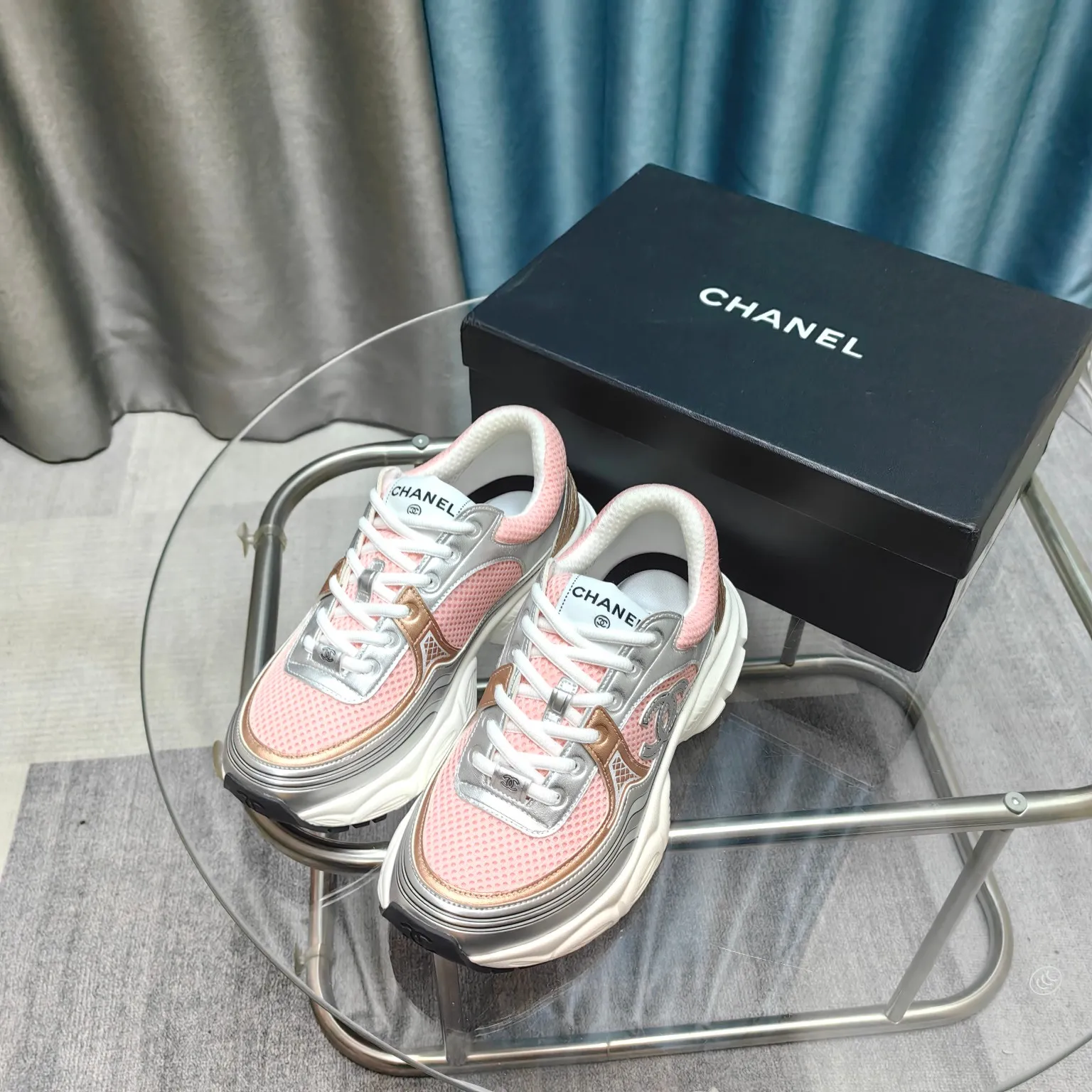 p680🐮🐮Chanel Chanel dad shoes, men and women couples - 2025 counter top casual sports shoes This classic design; the upper is electro-embroidered with a variety of techniques; the outsole is fashionable and sporty; it is unusual to incorporate a variety of color matching elements... The diversified mix and match is very beautiful and versatile, casual, fashionable, sports and outdoor can be taken into account... ꫛꫀꪝ Go➫ Material: ❶Upper is made of: Original imported first-layer silk cowhide + original waterproof cloth + original first-layer cowhide ❷Inner lining: original sheep lining + mesh ❸Outsole based on: original TPU combination outsole Special counter boutique packaging complete set for women 35–41